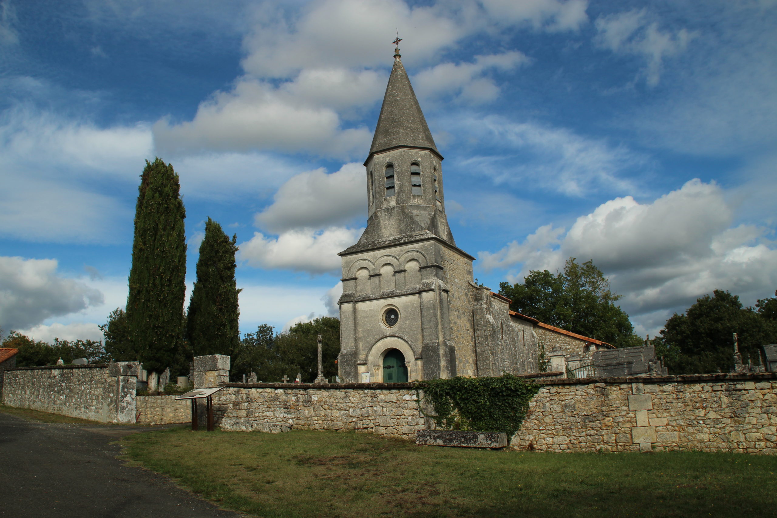 Eglise Saint Pierre Vilhonneur